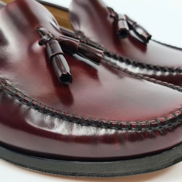 Zapatos Castellanos Hombre Piel Florentic Borlas Suela Cuero 702 Burdeos, de Manuel Medrano