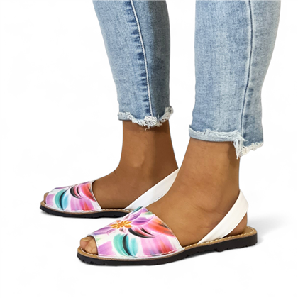 Avarcas Menorquinas Planas Mujer Piel Motivos Florales 549 Blanco, de C.Ortuño