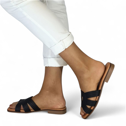 Sandalias Planas Tipo Chancla Mujer Piel Grabada Plantilla Acolchada 3081 Negro, de Bda