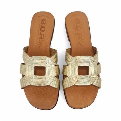 Sandalias Planas Tipo Chancla Mujer Piel Grabada Plantilla Acolchada 3081 Platino, de Bda