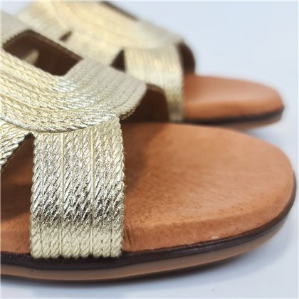 Sandalias Planas Tipo Chancla Mujer Piel Grabada Plantilla Acolchada 3081 Platino, de Bda