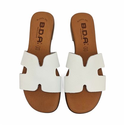 Sandalias Planas Tipo Chancla Mujer Piel Napa Grabada Plantilla Acolchada 3053B Blanco, de Bda