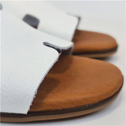 Sandalias Planas Tipo Chancla Mujer Piel Napa Grabada Plantilla Acolchada 3053B Blanco, de Bda