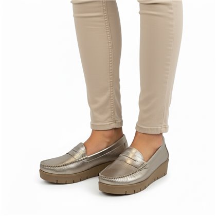 Mocasines Confort Cuña Mujer Piel Blanda Adorno Antifaz 3145 Platino, de Berelax
