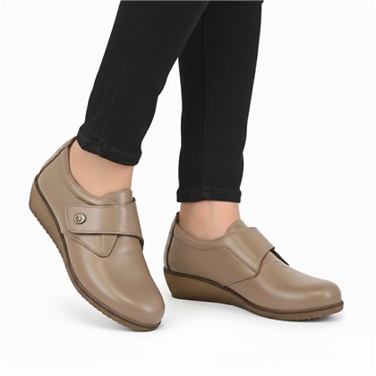 Zapatos Cómodos Cuña Mujer Piel Blanda Cierre Velcro 3910 Taupe, de Berelax
