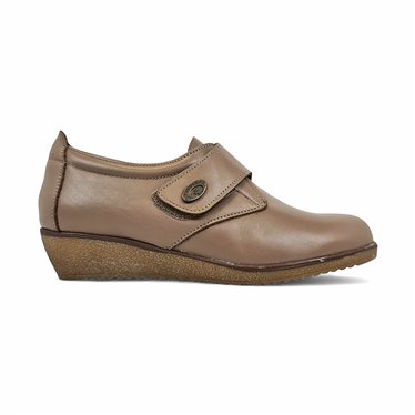 Zapatos Cómodos Cuña Mujer Piel Blanda Cierre Velcro 3910 Taupe, de Berelax