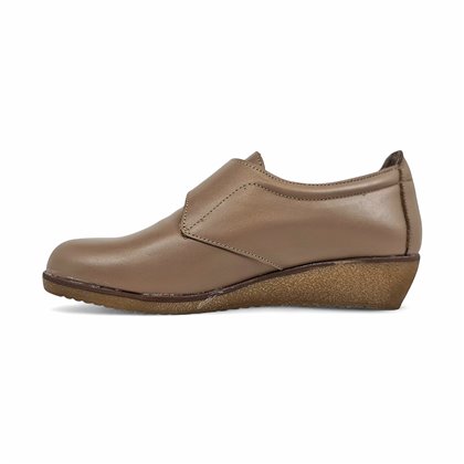 Zapatos Cómodos Cuña Mujer Piel Blanda Cierre Velcro 3910 Taupe, de Berelax