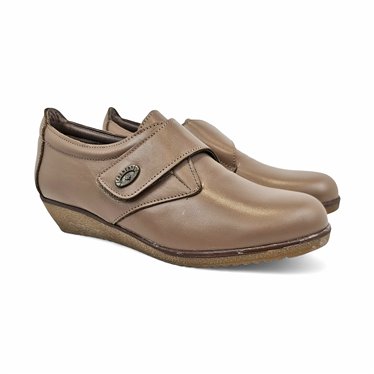 Zapatos Cómodos Cuña Mujer Piel Blanda Cierre Velcro 3910 Taupe, de Berelax