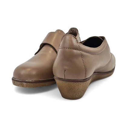 Zapatos Cómodos Cuña Mujer Piel Blanda Cierre Velcro 3910 Taupe, de Berelax